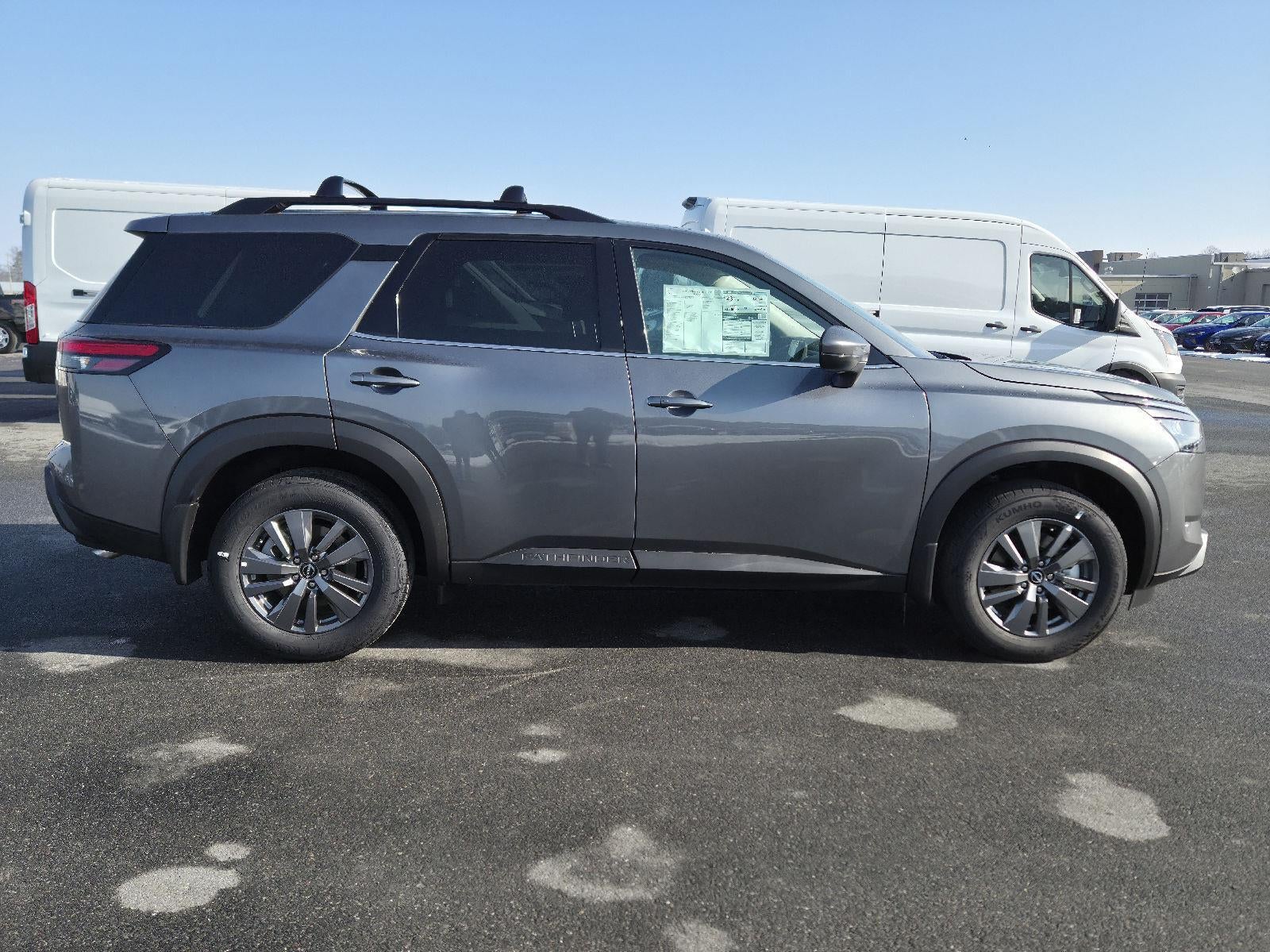 2025 Nissan Pathfinder SV